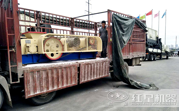 對輥式破碎機發貨現場